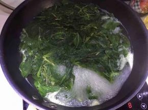 煮软后捞出沥去水分备用