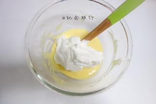 蛋黄面糊分两次加入蛋白霜翻拌均匀，是翻拌、切拌，用蛋抽的话Z字形搅拌，从底部挖上来一堆再甩掉，这里不能用搅拌器也不能打圈！！会消泡消泡消泡！