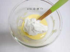 蛋黄面糊分两次加入蛋白霜翻拌均匀，是翻拌、切拌，用蛋抽的话Z字形搅拌，从底部挖上来一堆再甩掉，这里不能用搅拌器也不能打圈！！会消泡消泡消泡！