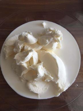 将淡奶油和马斯卡朋奶酪混合，使用蛋抽搅打顺滑即可。