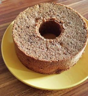 准备一个6寸的中空可可戚风蛋糕。这个蛋糕使用的是5寸圆模的用量，最后烤制的蛋糕糕体较为矮小，适于加入夹心。如果蛋糕太高，夹心过多，夹心的挤压可能会导致糕体塌陷。蛋糕可提前准备，在冰箱可以存放3天。