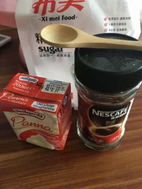 准备好打发淡奶油的所有材料。