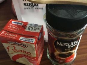 准备好打发淡奶油的所有材料。