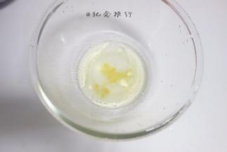 筛入低筋面粉混合均匀