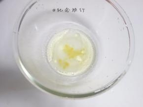 筛入低筋面粉混合均匀