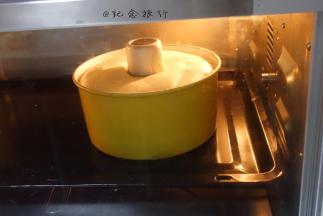 烤箱预热入蛋糕160度烤60分钟左右，具体时间跟温度要按自己的烤箱灵活掌握，牙签插到蛋糕中间没蛋糕带出来就是表示熟了（实际温度以自家烤箱为准)，一般蛋糕是先膨胀再回缩再烤一下就差不多熟了，多做几次就会掌握了，我的老烤箱要175度，所以还是建议自己根据自家烤箱决定温度跟时间