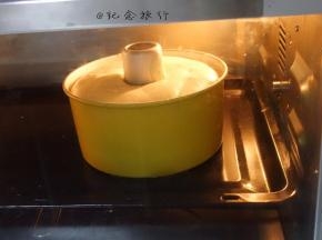 烤箱预热入蛋糕160度烤60分钟左右，具体时间跟温度要按自己的烤箱灵活掌握，牙签插到蛋糕中间没蛋糕带出来就是表示熟了（实际温度以自家烤箱为准)，一般蛋糕是先膨胀再回缩再烤一下就差不多熟了，多做几次就会掌握了，我的老烤箱要175度，所以还是建议自己根据自家烤箱决定温度跟时间