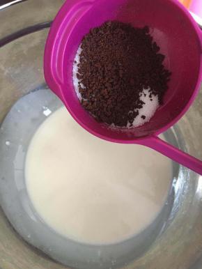 将细砂糖和咖啡粉的混合物分次加入到淡奶油中，全程低速打发。淡奶油打发到6成，即开始抹面。抹面后放冰箱冷藏。食用前撒上可可粉。