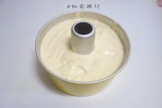 入模后震一下大气泡，这样蛋糕会更细腻一点不会有大孔