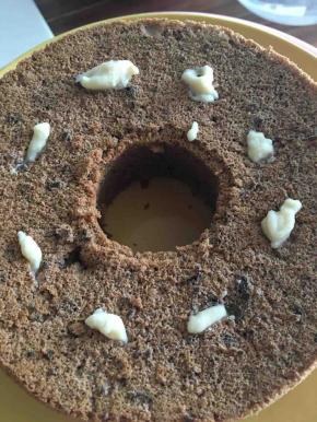 将8个孔挤满提拉米苏夹心，将表面多出的部分去掉。放入冰箱冷藏，开始打发抹面的淡奶油。