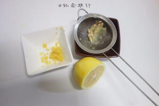 水50g、 盐0.5g、 玉米油30g、柠檬汁20g、柠檬皮屑搅拌均匀混合搅拌至发白,水油充分乳化备用，看不到油点，有点稠稠的