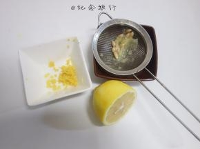 水50g、 盐0.5g、 玉米油30g、柠檬汁20g、柠檬皮屑搅拌均匀混合搅拌至发白,水油充分乳化备用，看不到油点，有点稠稠的