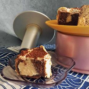 成品图。可以看到戚风蛋糕中的提拉米苏夹心。