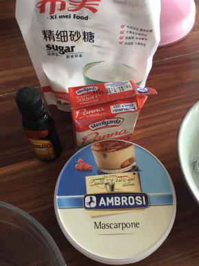 准备制作提拉米苏夹心的材料。