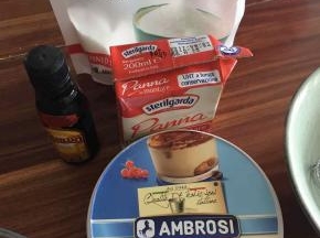 准备制作提拉米苏夹心的材料。