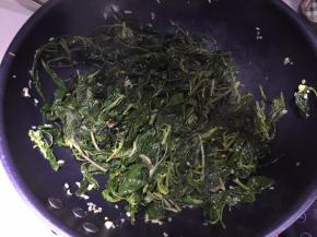 然后加入麻叶翻炒