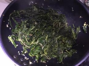 然后加入麻叶翻炒