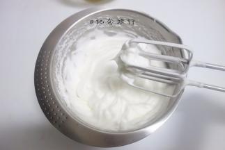 蛋白打发注意的就是容器要无水无油，五个蛋白几滴白醋或者柠檬汁，蛋白分三次加入白砂糖，打至湿性发泡跟干性发泡之间的状态，千万别打过头哦