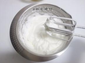 蛋白打发注意的就是容器要无水无油，五个蛋白几滴白醋或者柠檬汁，蛋白分三次加入白砂糖，打至湿性发泡跟干性发泡之间的状态，千万别打过头哦