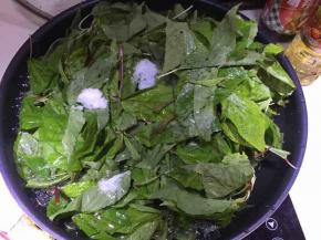 然后锅里煮开水后放入洗净的麻叶和10g盐焯烫