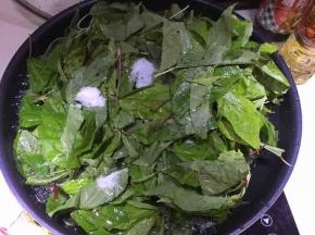 然后锅里煮开水后放入洗净的麻叶和10g盐焯烫