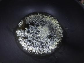 锅里热油后加入蒜末煸出香味