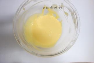 加入五个蛋黄拌匀，后蛋法做得面糊不容易起疙瘩非常顺滑面糊成丝带般落下，