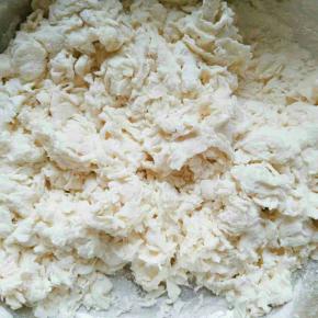 酵母，水混合均匀，用手边搅动面粉边倒入酵母水，面粉呈雪花状时停止倒水