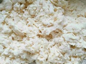 酵母，水混合均匀，用手边搅动面粉边倒入酵母水，面粉呈雪花状时停止倒水