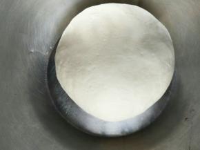 用力揉成光滑柔软的面团，盖保鲜膜醒发15分钟，注意这个不需要发酵到2倍大