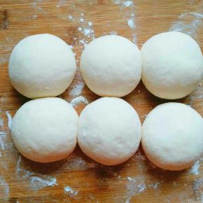 两面团搓长分成六等份揉圆