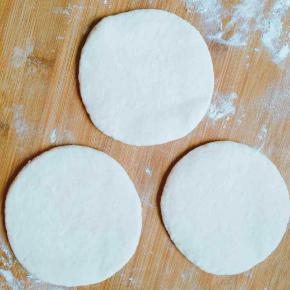 把面剂擀成中间厚边上薄的圆形