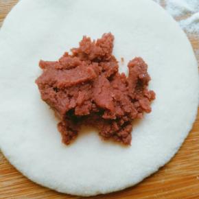 放入适量的豆沙馅