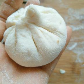 不会用虎口收口的可以这样做成包子形不过这种做出的火烧一边皮会比较厚