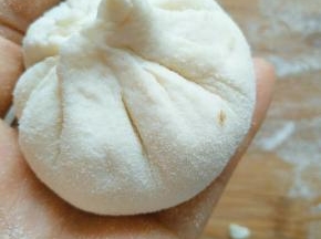 不会用虎口收口的可以这样做成包子形不过这种做出的火烧一边皮会比较厚