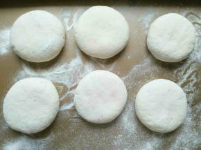 全部做完后用手轻轻按扁，盖保鲜膜发酵15到20分钟