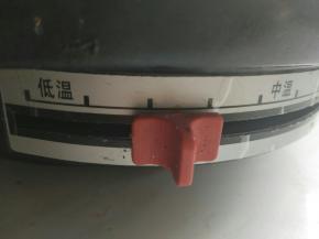 电煎锅中小火预热(电饼铛或者平底锅都行)