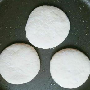 抹少许油，放入饼胚(注意油不要太多，一点点即可)