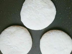 抹少许油，放入饼胚(注意油不要太多，一点点即可)
