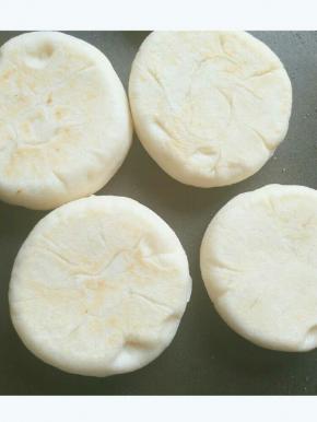 大约半分钟，等饼胚底部凝固稍微变硬就可以翻面了