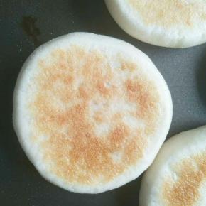 烙饼过程用手多转动几次，试其受热更均匀，等底面呈金黄色就可以翻面了(注意是多旋转几次饼胚，但绝不能频道翻面，那样容易使饼皮干硬)，以后烙饼别怪电饼铛不行记得怪就怪自己不会用