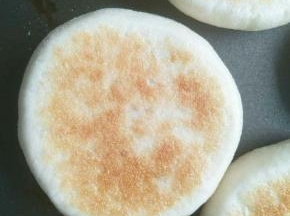烙饼过程用手多转动几次，试其受热更均匀，等底面呈金黄色就可以翻面了(注意是多旋转几次饼胚，但绝不能频道翻面，那样容易使饼皮干硬)，以后烙饼别怪电饼铛不行记得怪就怪自己不会用