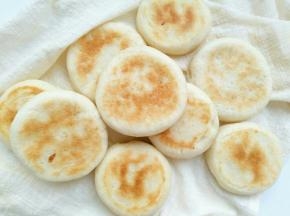 等两面上色满意，按压侧面有弹性可以出锅了