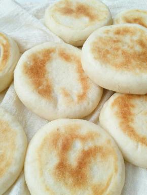 做了两种馅，一种猪肉小白菜馅，一种豆沙馅，为方便区分所以做的大小不同，大的是肉的，小的是豆沙馅