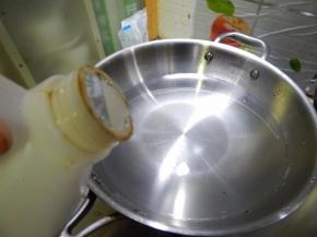 锅里加入水加入料酒