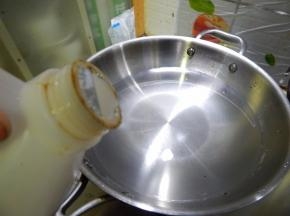 锅里加入水加入料酒