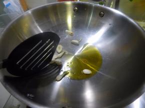 然后锅里从新加入油加入蒜炒香