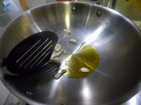 然后锅里从新加入油加入蒜炒香