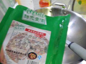 在加入烧鸡公调料