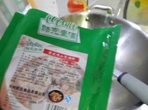 在加入烧鸡公调料